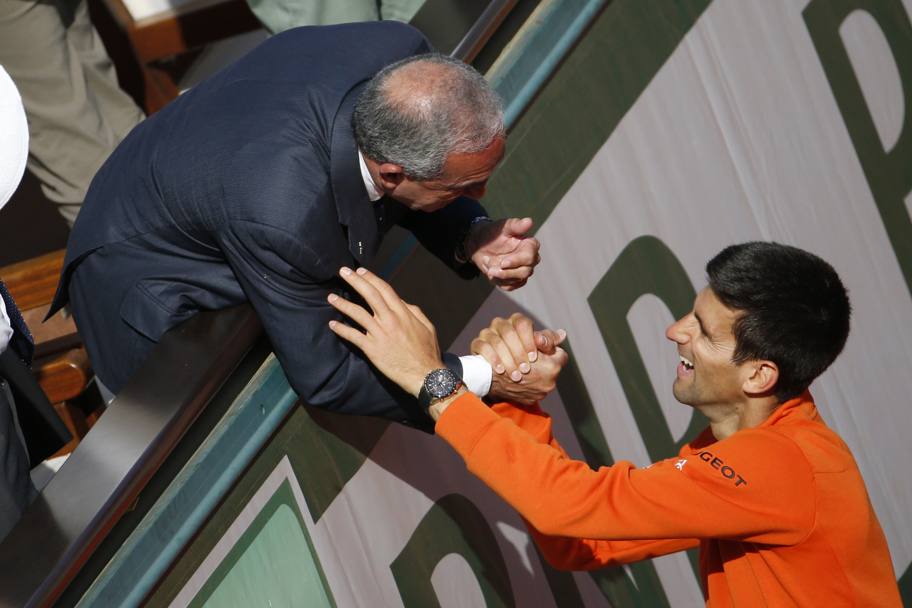 Djokovic saluta il presidente delle Federtennis francese Jean Gachassin al termine dell&#39;incontro (Afp)